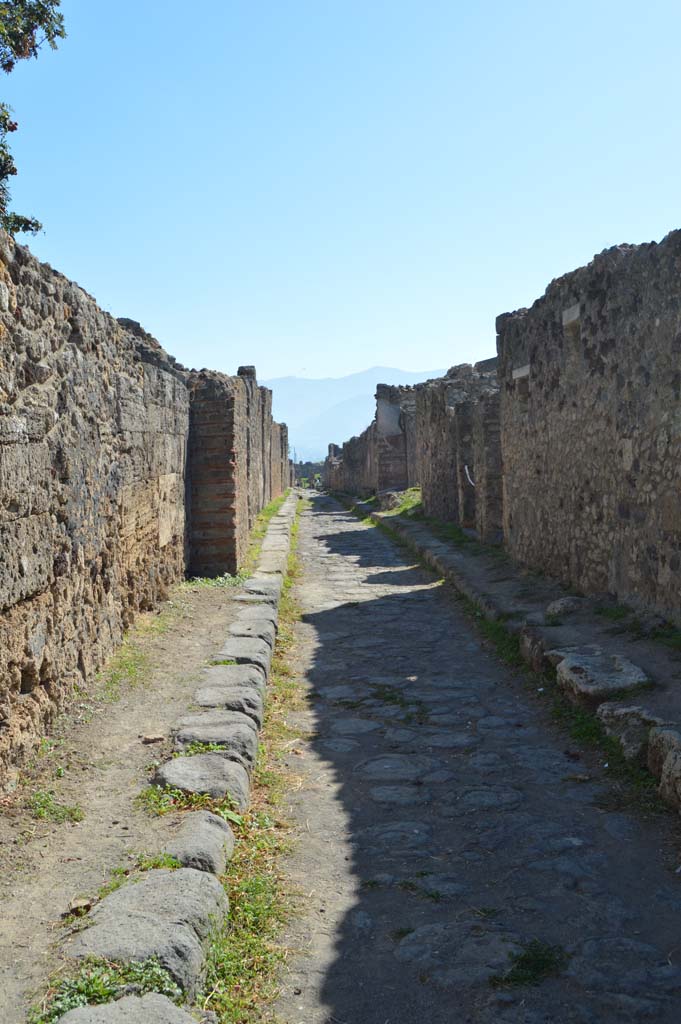 VI.2.26 Pompeii, on right. October 2017. 
Looking south on Vicolo di Modesto between VI.5, on left, and VI.2, on right.
Foto Taylor Lauritsen, ERC Grant 681269 DÉCOR.
