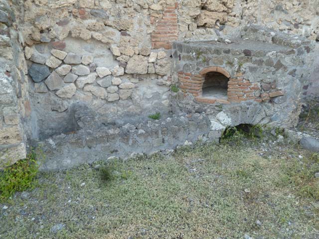 VI.2.26 Pompeii. September 2005. Looking north into latrine on west side of entrance doorway.