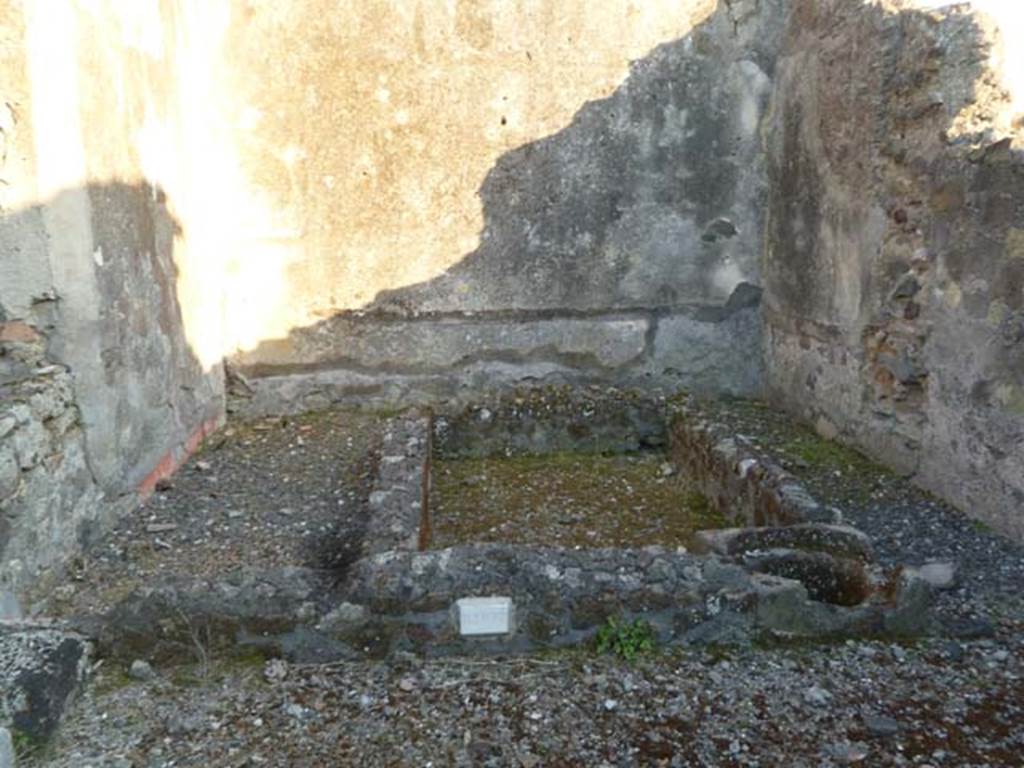 VI.2.26 Pompeii. September 2005. Looking east into cubiculum on east side of yard.