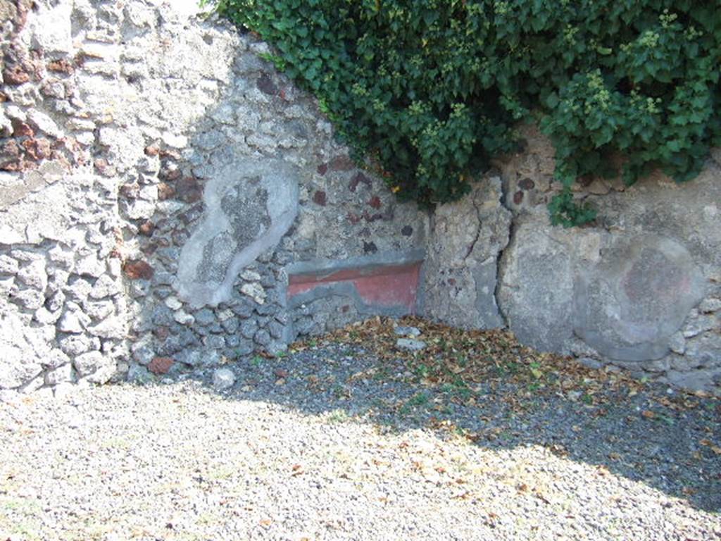 VI.2.27 Pompeii.  September 2005.  Triclinium, with recess in south east corner.