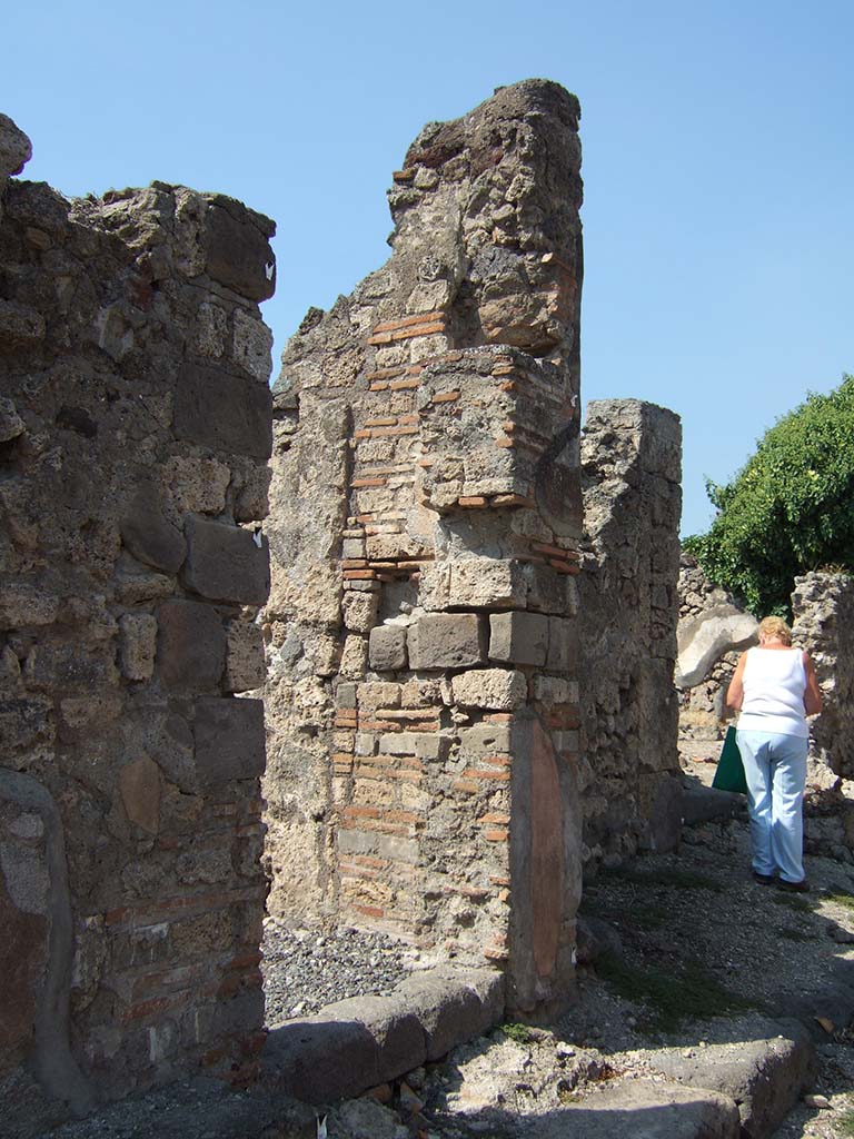 VI.2.29 Pompeii. September 2005. Entrance doorway.
