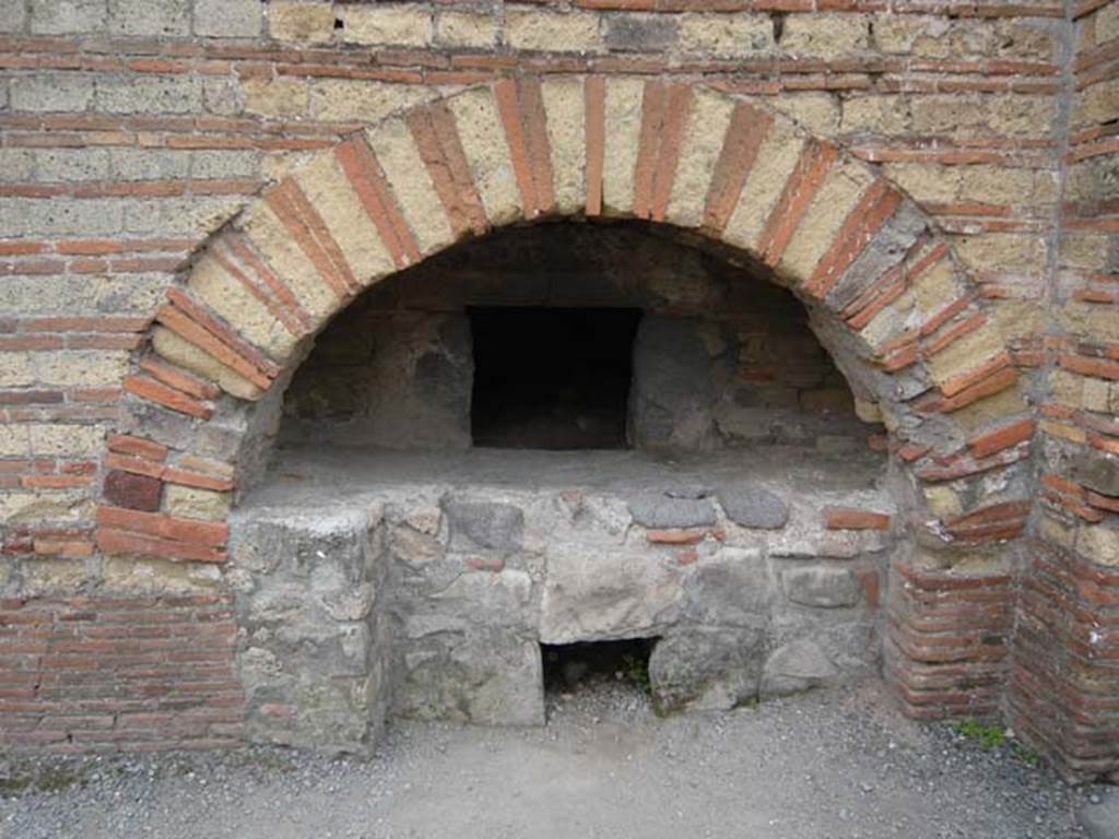VI.3.3 Pompeii. May 2012. Room 7, detail of oven. Photo courtesy of Buzz Ferebee.