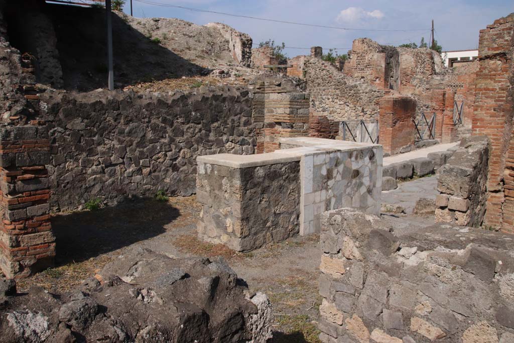 VI.4.1 Pompeii. September 2021. 
Looking north from cubiculum across shop-room towards entrance on Via Consolare. Photo courtesy of Klaus Heese.

