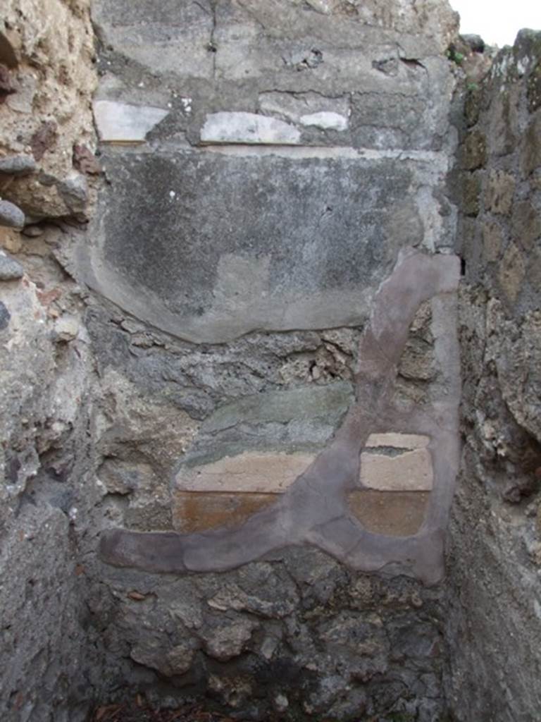 VI.5.4 Pompeii. December 2007. Remains of plaster in small room inside room 8.  