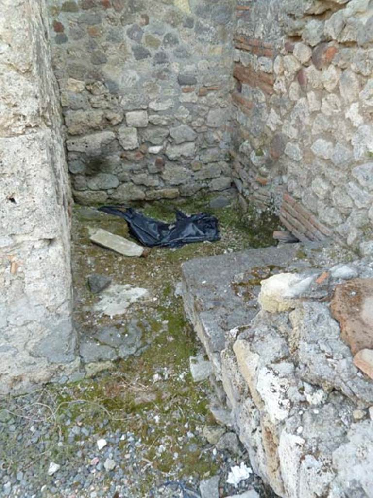VI.5.10 Pompeii. May 2011. Room 3, latrine in room on south side of kitchen.