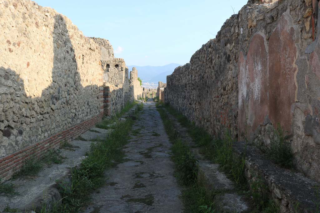 VI.5.10 Pompeii, on left. December 2018. 
Looking south along Vicolo di Modesto, from outside front faade. Photo courtesy of Aude Durand
