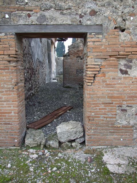 VI.5.21 Pompeii. September 2005. Looking west towards peristyle of VI.5.5.
On the right, is the kitchen area.