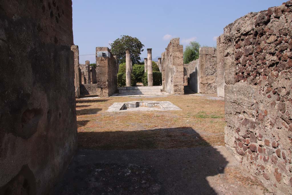 VI.6.1 Pompeii. September 2019. Looking north across atrium to peristyle. Photo courtesy of Klaus Heese.