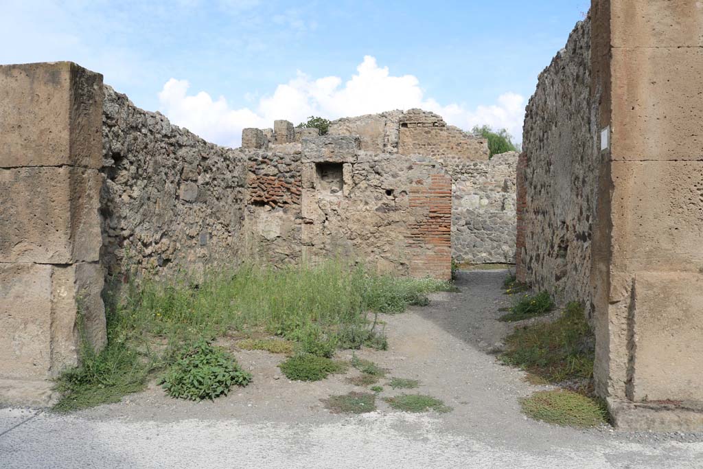 VI.6.3 Pompeii. December 2018. Looking north to entrance doorway. Photo courtesy of Aude Durand.