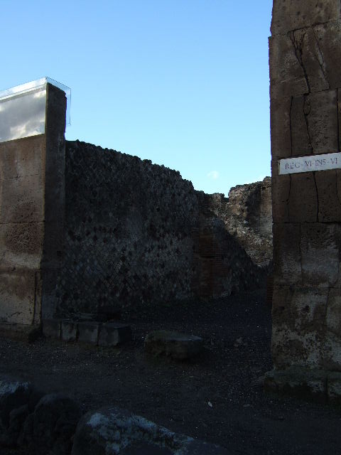 VI.6.4 Pompeii. December 2005. Remains of the oven of the bakery. 

