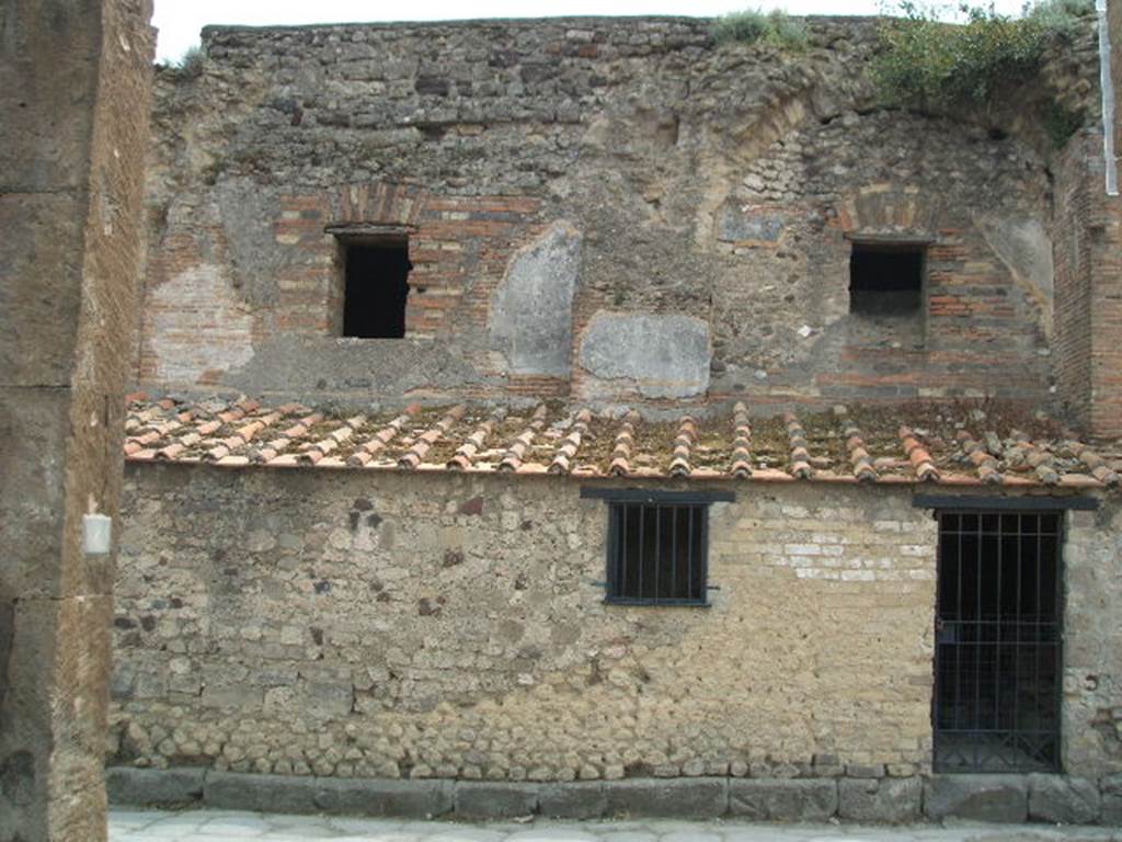 From VI.6.4 looking south at VII.5.8, on opposite side of Via delle Terme. May 2005.