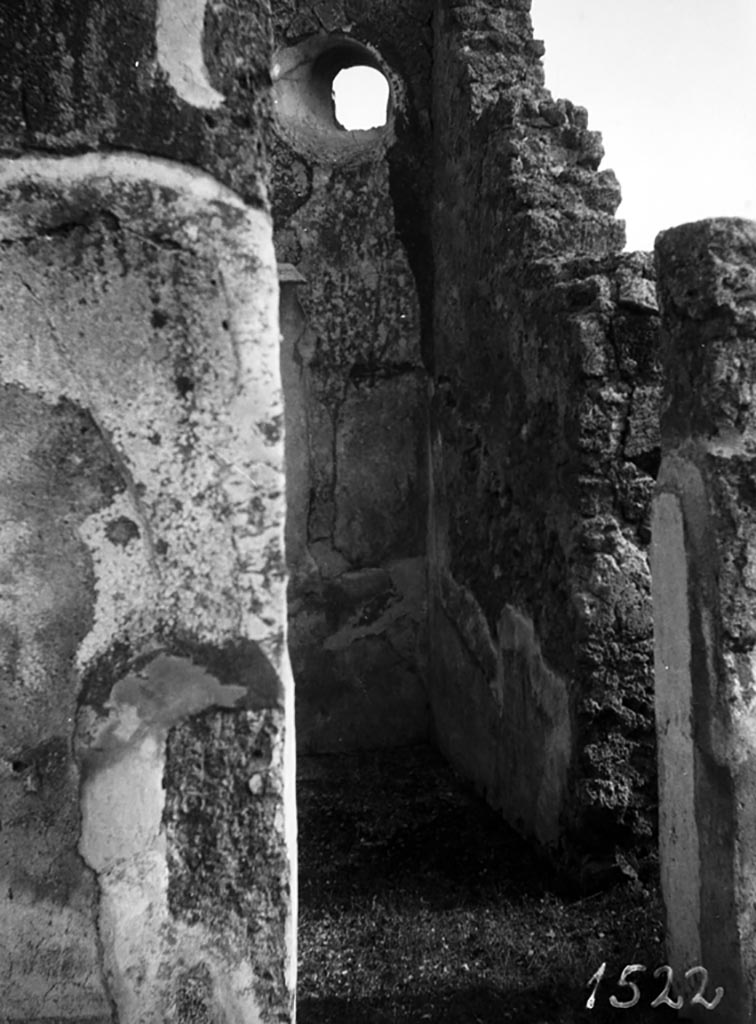 VI.7.3 Pompeii. W1278. Doorway to room 4, looking towards south-east corner.
Photo by Tatiana Warscher. Photo © Deutsches Archäologisches Institut, Abteilung Rom, Arkiv. 
