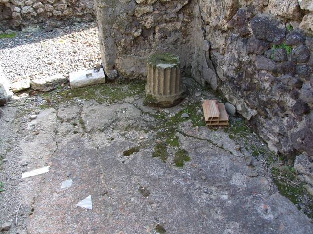 VI.7.3 Pompeii.  March 2009.  Room 2.  Marble threshold with hole for door post.