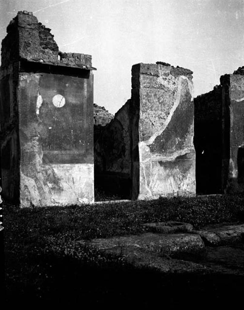 VI.7.6 Pompeii. W.1281. Three doorways on east side of atrium with lava impluvium.
Photo by Tatiana Warscher. Photo  Deutsches Archologisches Institut, Abteilung Rom, Arkiv. 
