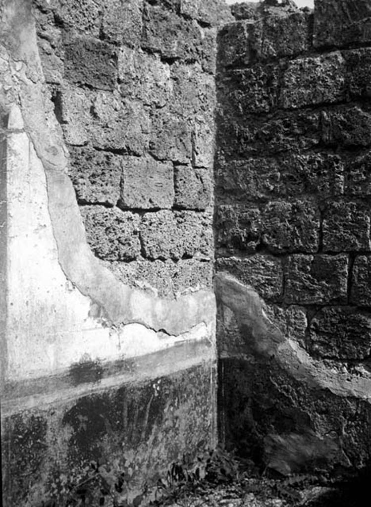 VI.7.6 Pompeii. W.1291. Room 12, north-east corner with remains of painted decoration on dado.
Photo by Tatiana Warscher. Photo  Deutsches Archologisches Institut, Abteilung Rom, Arkiv. 

