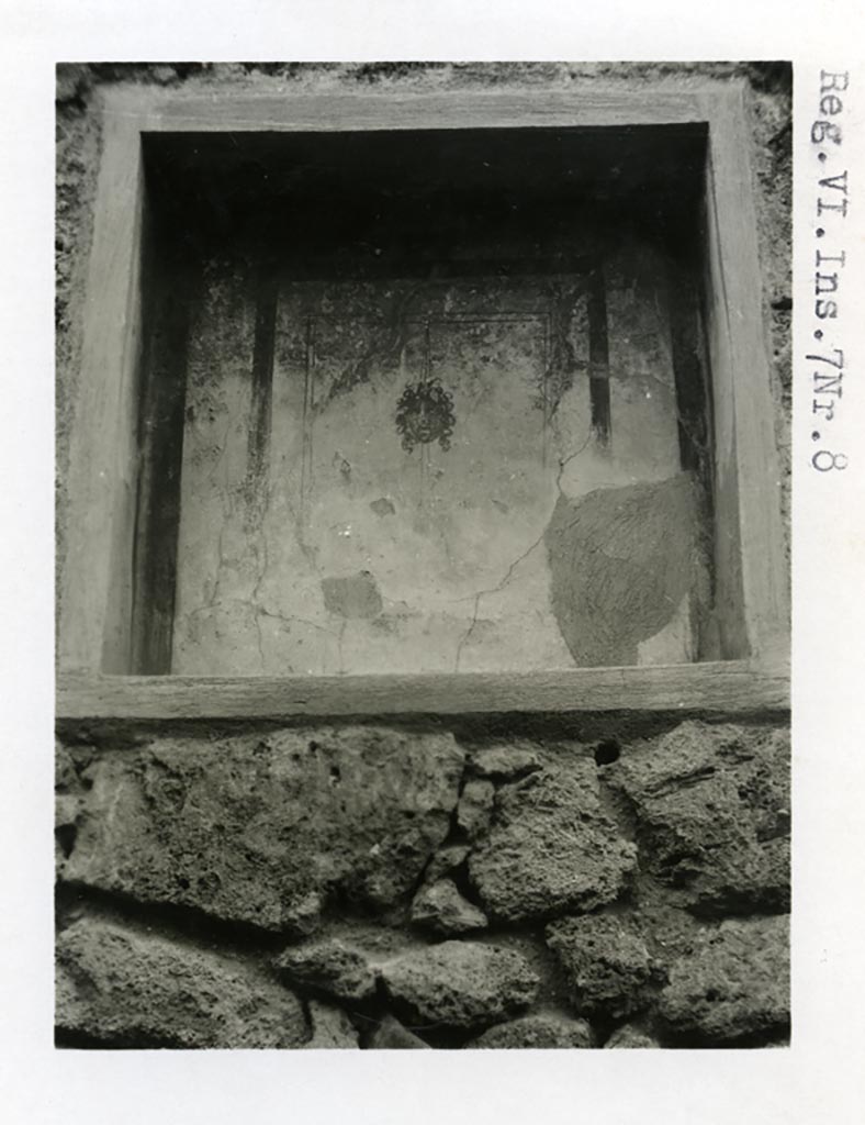 VI.7.9 Pompeii but shown as VI.7.8 on photo. Pre-1937-39. Painting in niche.
Photo courtesy of American Academy in Rome, Photographic Archive.  Warsher collection no. 1590.
