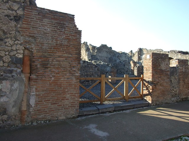 VI.7.10 Pompeii.  December 2007.  Entrance with downpipe in front wall.