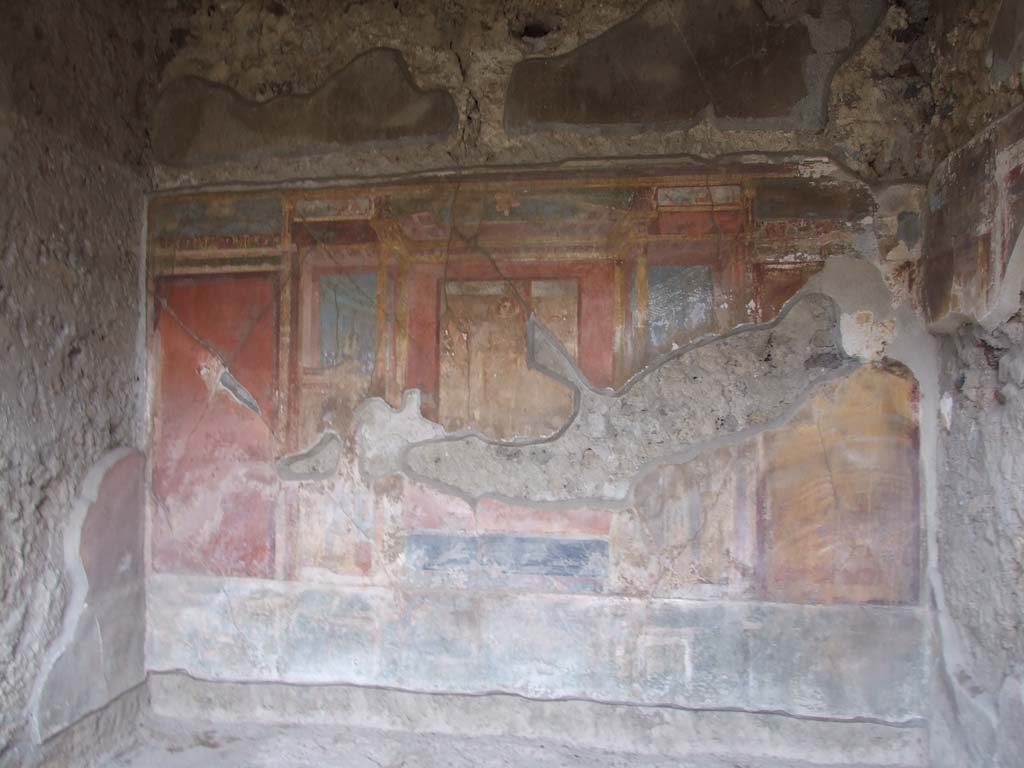 VI.7.18 Pompeii. December 2006. Wall decoration on south wall of oecus to south of peristyle.
According to PPM, in the predella with a black background under the central painting, was a painting of a cupids trying to capture a deer.
