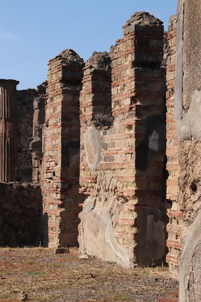 VI.7.19 Pompeii. October 2022. 
Doorways to rooms on north side of atrium. Photo courtesy of Klaus Heese. 
