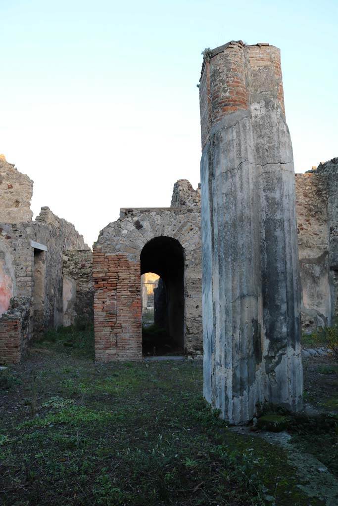 VI.7.20 Pompeii. December 2018. 
Looking east from north portico. Photo courtesy of Aude Durand.
