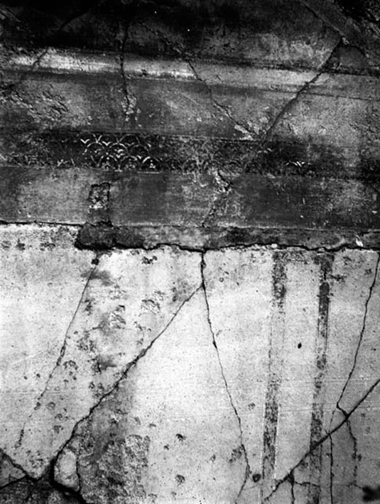 VI.7.20 Pompeii.  W.1239. North wall of tablinum, remains of wall decoration from dado under centre panel.
Photo by Tatiana Warscher. Photo © Deutsches Archäologisches Institut, Abteilung Rom, Arkiv. 

