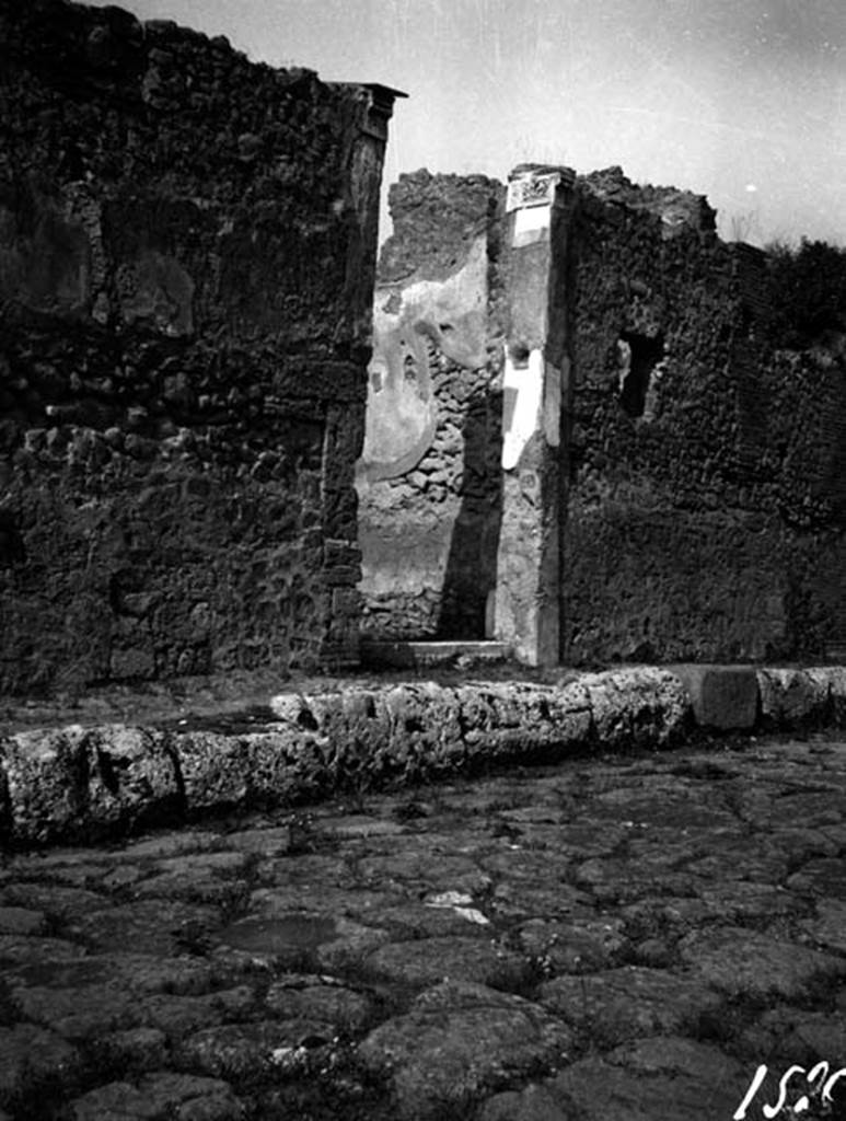 231396 Bestand-D-DAI-ROM-W.1264.jpg
VI.7.25 Pompeii. W.1264. Façade and doorway on Via Mercurio.
Photo by Tatiana Warscher. With kind permission of DAI Rome, whose copyright it remains. 
See http://arachne.uni-koeln.de/item/marbilderbestand/231396 
