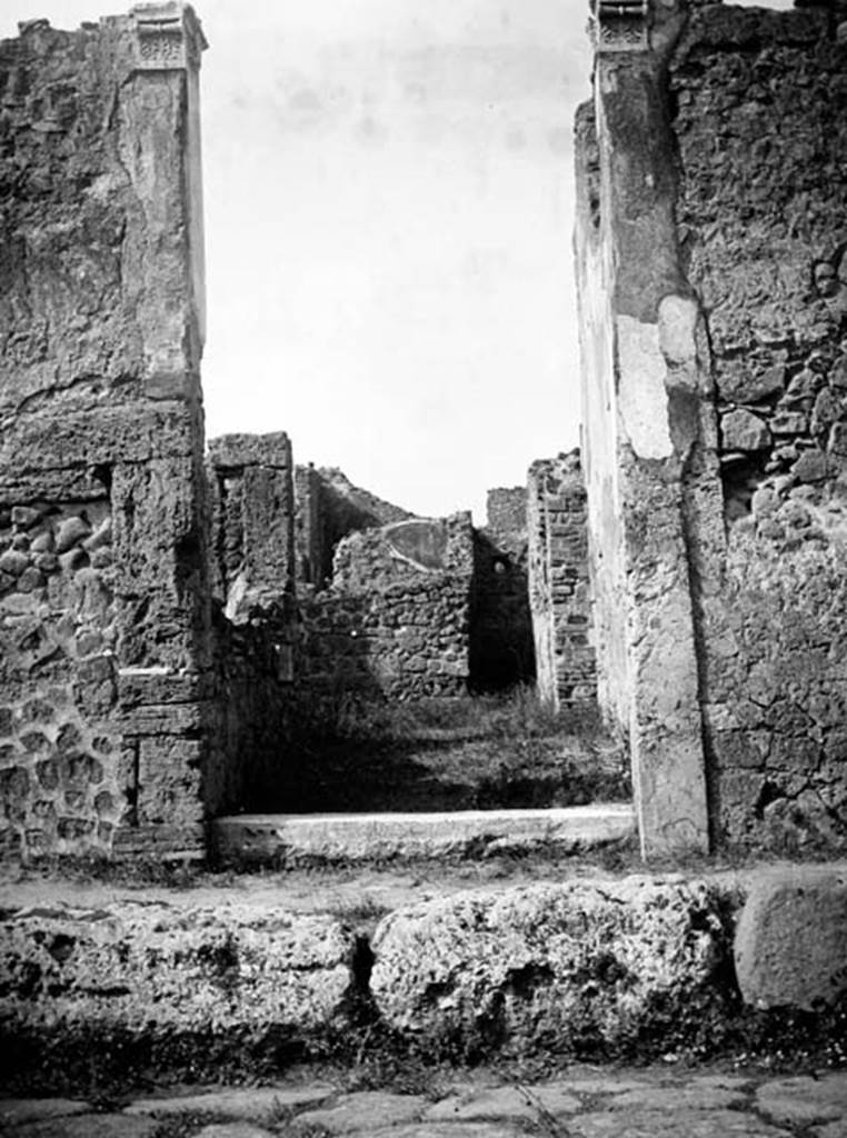 231128 Bestand-D-DAI-ROM-W.1256.jpg
VI.7.25 Pompeii. W.1256. Looking west through doorway on Via Mercurio.
Photo by Tatiana Warscher. With kind permission of DAI Rome, whose copyright it remains. 
See http://arachne.uni-koeln.de/item/marbilderbestand/231128 
