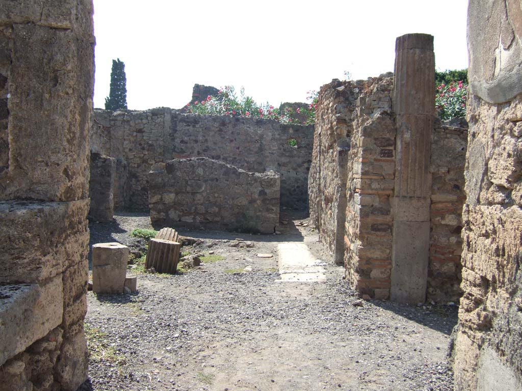 VI.7.25 Pompeii. September 2005. Looking west to atrium, on the right is the doorway to the north ala.