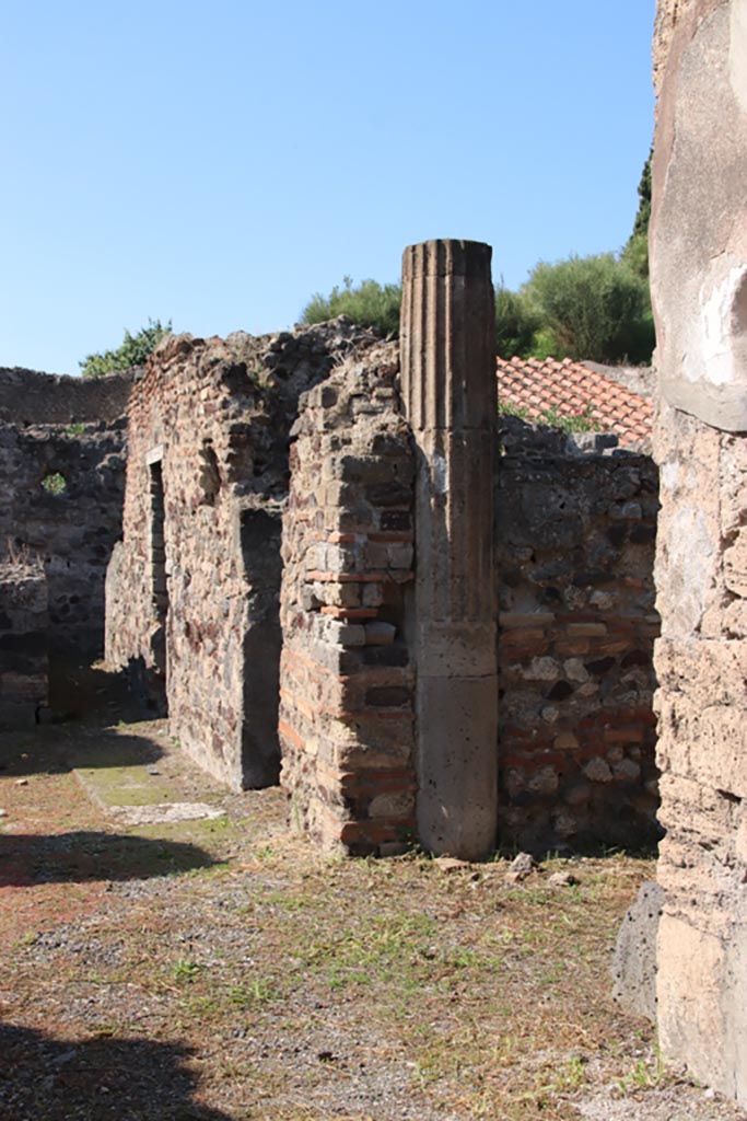 VI.7.25 Pompeii. October 2022. 
Looking west across atrium, with entrance into ala, on right, and corridor leading to kitchen, on left.
Photo courtesy of Klaus Heese. 
