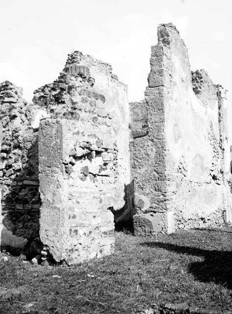 VI.7.25 Pompeii. September 2005. Small window in south wall of cubiculum, overlooking atrium.