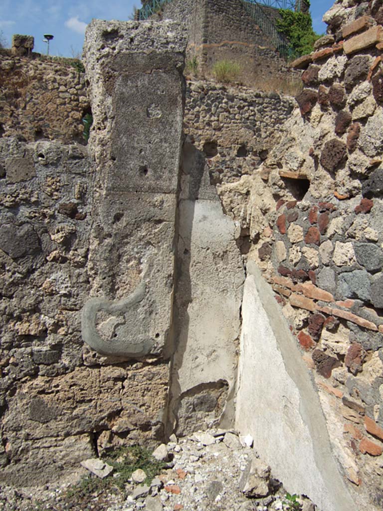 VI.7.25 Pompeii. September 2005. 
Remains of plaster in north-east corner of cubiculum on north side of atrium.
