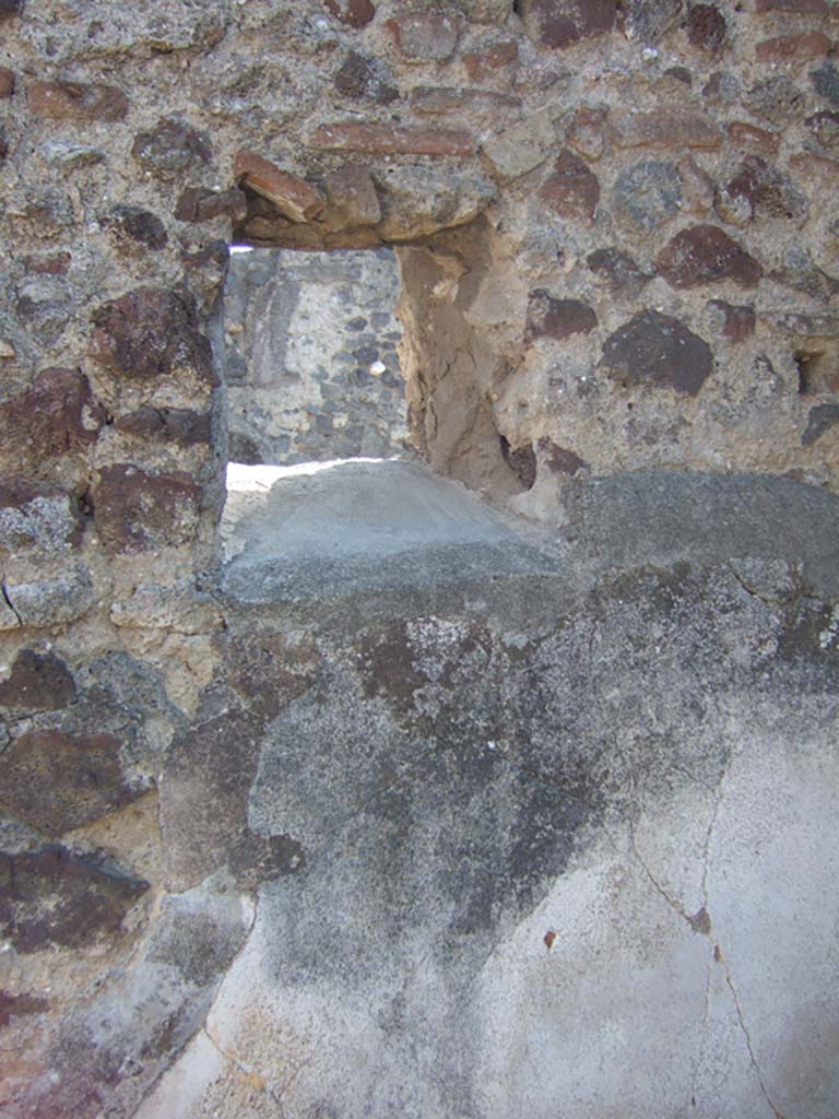 VI.7.25 Pompeii. September 2005. Small window in south wall of cubiculum, overlooking atrium.