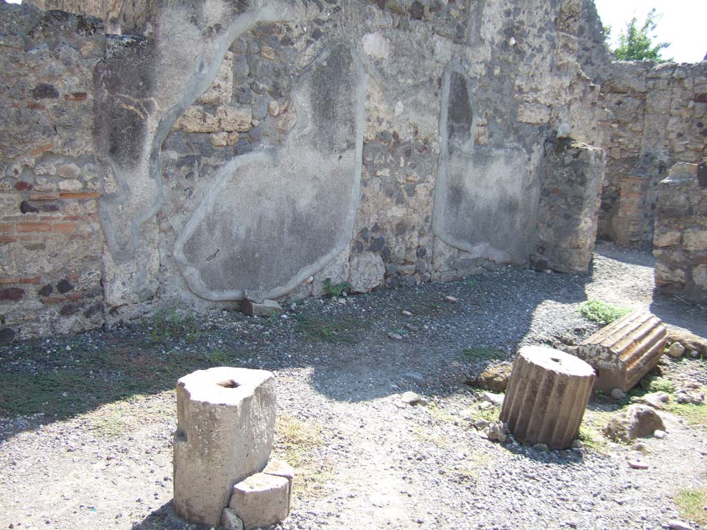 VI.7.25 Pompeii. September 2005. Looking west along south wall of atrium, on the right is the doorway into the tablinum.