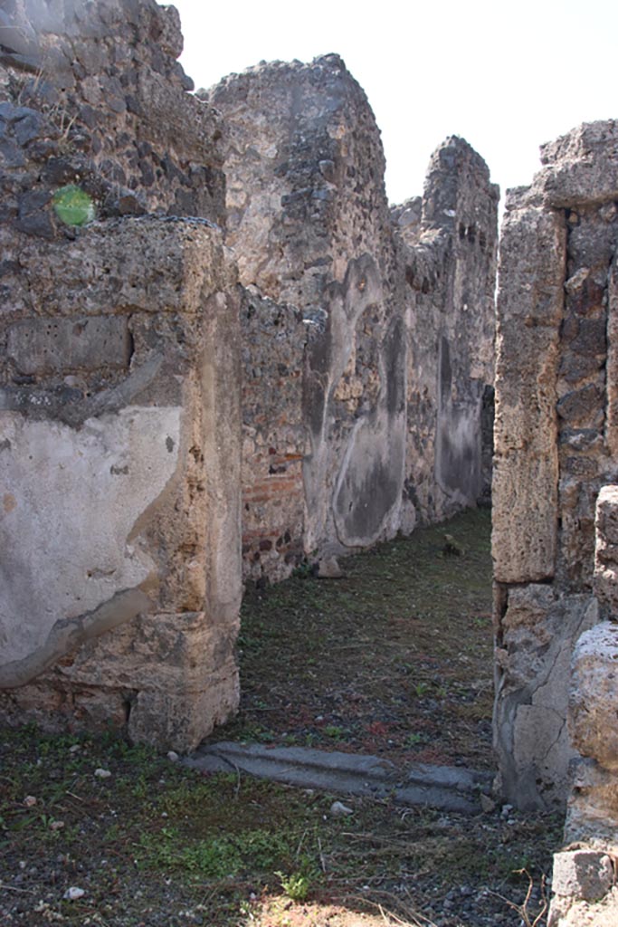 VI.7.25 Pompeii. October 2022. 
Doorway in west wall of triclinium into atrium. Photo courtesy of Klaus Heese. 
