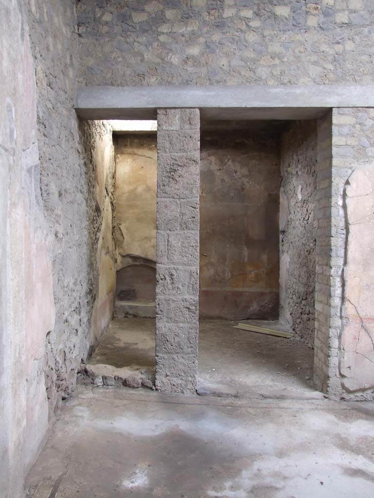 VI.8.5 Pompeii. March 2009. 
Doorway to room 10 on west side of atrium, porter’s room with staircase to upper floor.

