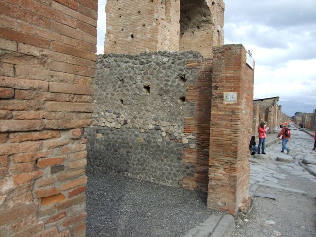 VI.8.11 Pompeii. Shop. May 2005. Entrance.