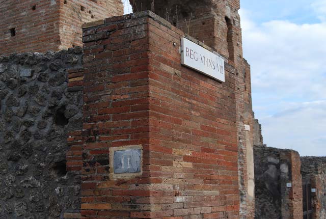VI.8.11 Pompeii, front and side wall, on left of picture. According to Pagano and Prisciandaro, graffiti were found on these walls in 1824.
Found on the wall to the left of the arch was –
Hypsaeum
quinq(uennalem) d(ignum) r(ei) p(ublicae)    [CIL IV 270]
C(aium) Iulium Polybium
d(uumvirum) i(ure) d(icundo) o(ro) v(os) f(aciatis)    [CIL IV 271]
M(arcum) Lucretium [F]ro[ntonem]    [CIL IV 272]
See Pagano, M. and Prisciandaro, R., 2006. Studio sulle provenienze degli oggetti rinvenuti negli scavi borbonici del regno di Napoli. Naples : Nicola Longobardi. (p.128)
Looking north through Arch of Caligula along Via di Mercurio. About 1870. Photo courtesy of Rick Bauer.
