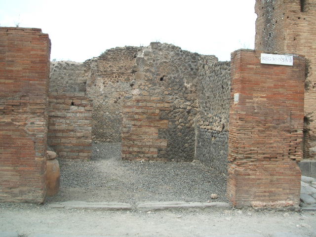 VI.8.11 Pompeii. Shop. December 2007. West wall with Dolium.