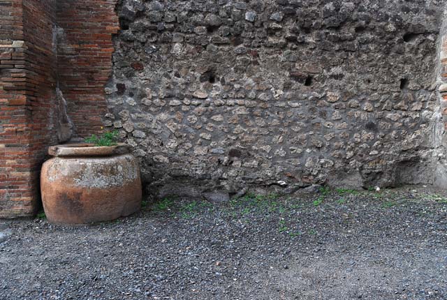 VI.8.11 Pompeii. Shop. December 2007. West wall of rear room.