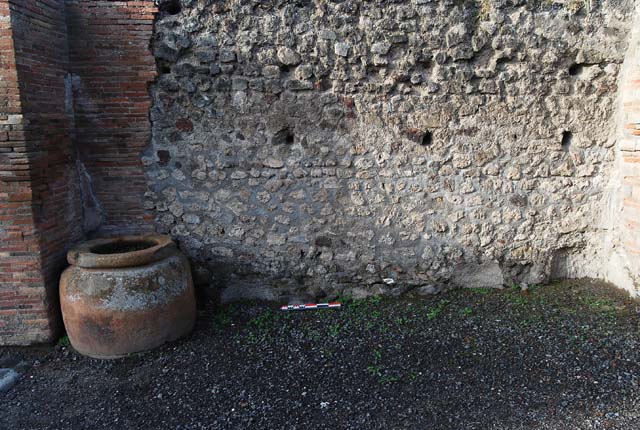 VI.8.11 Pompeii. December 2007. Threshold or sill.