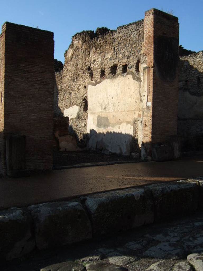 VI.8.17 Pompeii. December 2005. Entrance doorway on Via di Mercurio.