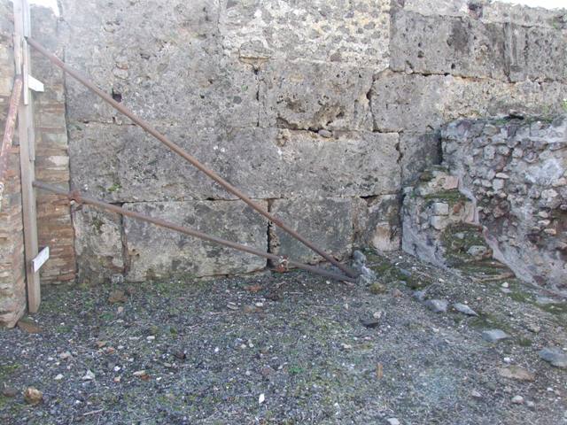 VI.8.20 Pompeii. March 2009.  Area to the north of entrance at VI.8.2, on west side of peristyle. Steps on south end of vats.
