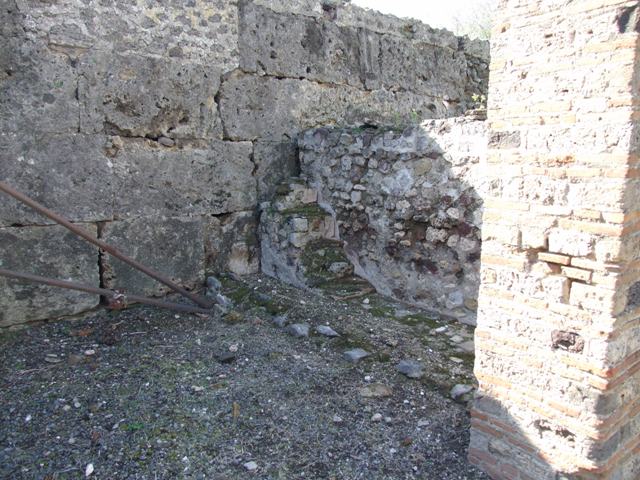 VI.8.20 Pompeii. March 2009.  Vat  1 on west side of peristyle area.