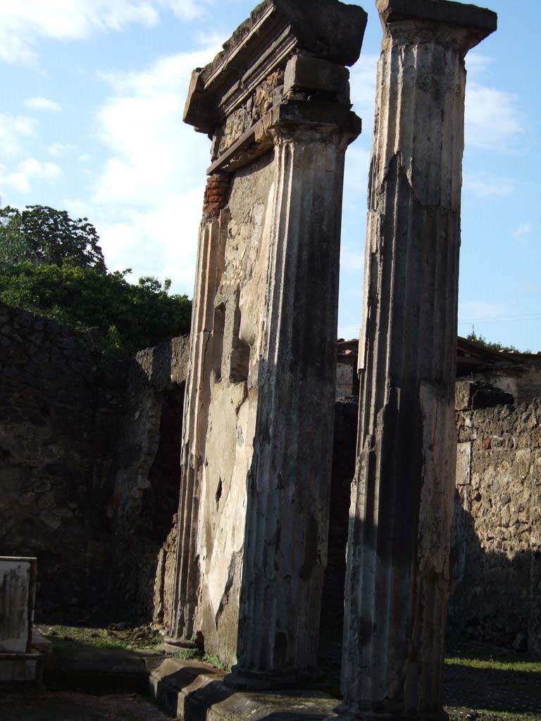 VI.8.21 Pompeii. December 2005. Blocked in columns in atrium.