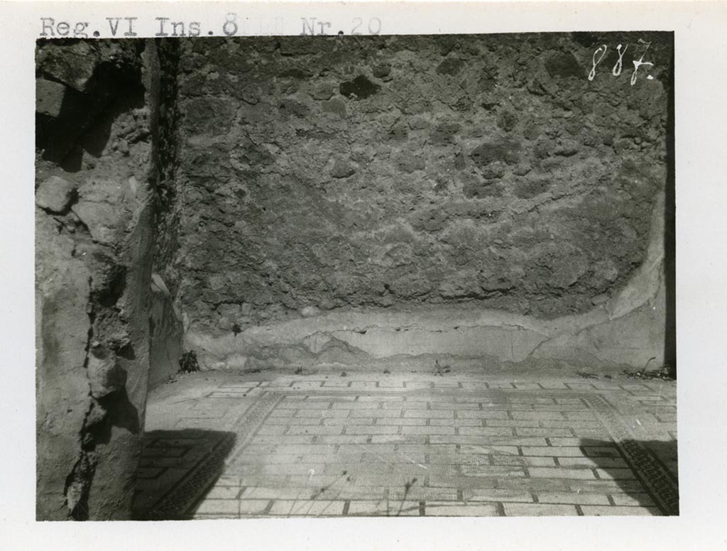 VI.8.21 Pompeii but numbered as VI.8.20 on photo.  Pre-1937-39. Looking north across tablinum flooring.
Photo courtesy of American Academy in Rome, Photographic Archive. Warsher collection no. 887.
