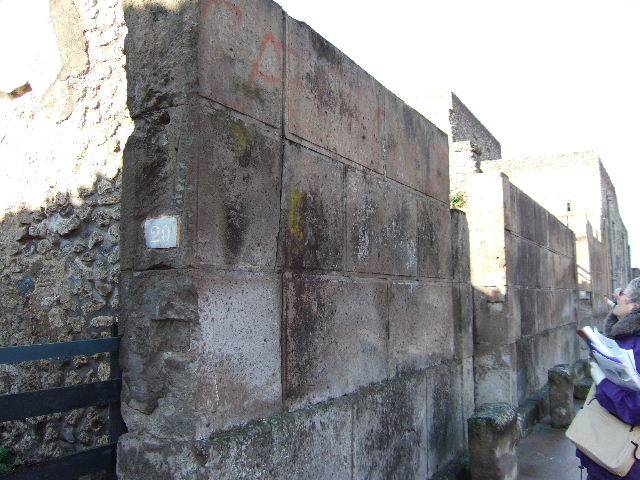 VI.8.21 Pompeii. September 2004. Looking west from entrance vestibule to atrium..