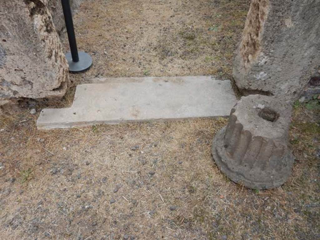 VI.8.22 Pompeii. May 2017. Threshold of doorway to room 2. Photo courtesy of Buzz Ferebee.