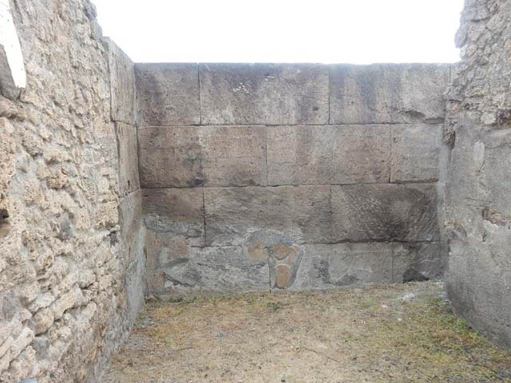 VI.8.22 Pompeii. May 2017. East wall of room 2, on south side of entrance.
Photo courtesy of Buzz Ferebee.
