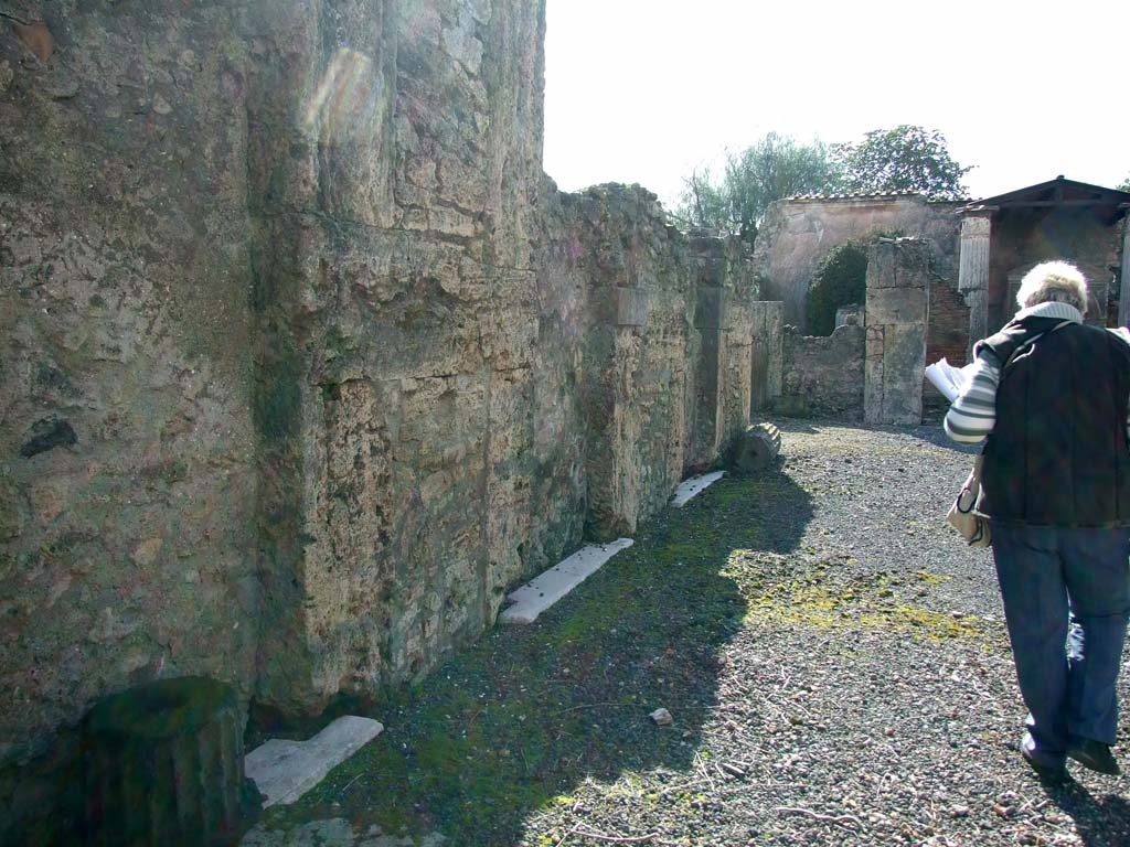 VI.8.22 Pompeii. March 2009. Room 1, south side of atrium. Three blocked doorways or recesses, with white marble sills.