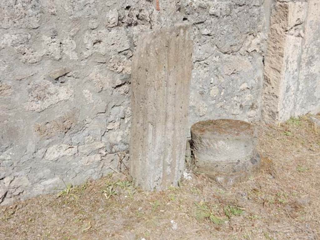 VI.8.22 Pompeii. May 2017. Detail of remains of column and base in the south-west corner of the atrium.  Photo courtesy of Buzz Ferebee.
